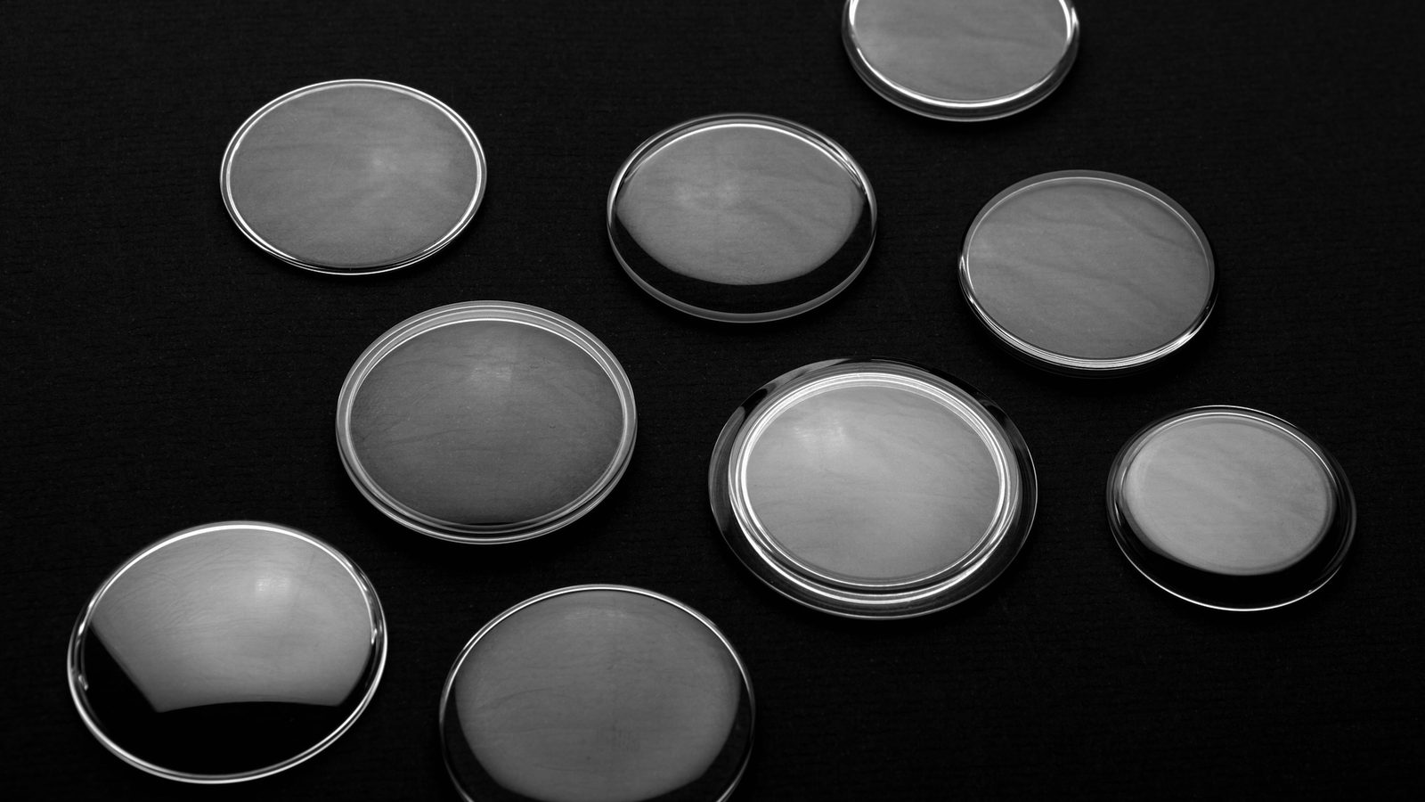 Glaces saphir de formes diverses sur fond noir